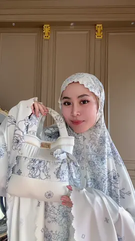 Ada yang tau mukena yang di pake warna apa?? Yang tau komen d bawah😍 #fypシ゚viral #xyzbca #mukenasilkypremium #mukenahcantik #fypシ #syahdikaofficial 