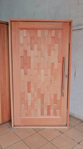 Porta Pivotante Madeira Maciça Modelo Couro #portadeentrada #portamaciça #portas #portapivotante #portapivotantedemadeira #portasejanelas #CapCut 