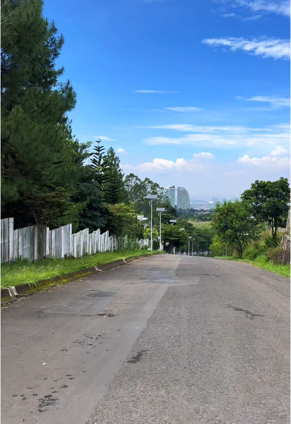 POV : Ngindarin Razia tapi malah nemu view sebagus ini.. ada yang pernah lewat sini?? 🌳🌳🌳#gedungparuparubandung #bandung #fyp #dagobandung 