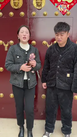 7473084866448362810今天带小六去一个朋友家看缠腰蛇去了，阿姨说这是祖传偏方，每年都有好几百人找她看，像小六这一次就好