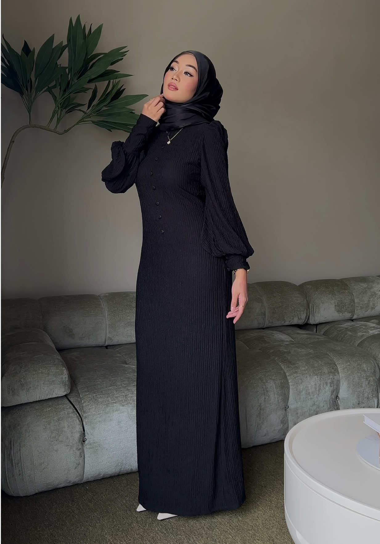 I dress for myself 🖤 We have a good news for you all 🥹 Because of yours support, finally, we sucessfully to restock this dress for size S-M 🤍  But this time, we only can make it 141 pcs only. We sincerely apologize for making you all wait so long for this dress. @Alissa ✿ wearing size S-M, her height 167 cm, weight 56 kg, hips 40.5 inch and bust 35 inch. #dresscantik #maxidress