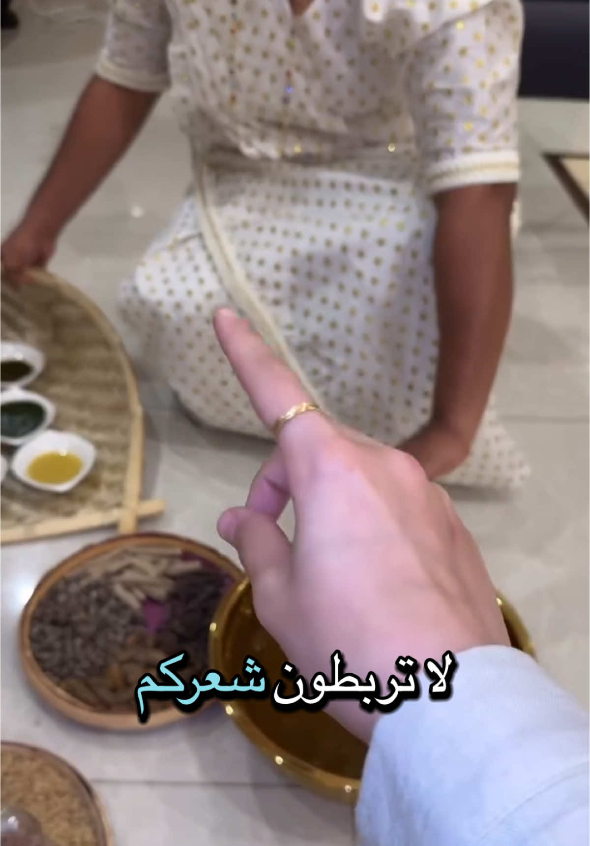 الحنّة تعتبر من أفضل المكونات الطبيعية للعناية بالشعر، ولها فوائد كثيرة، منها: 	1.	تقوية الشعر: الحنّة تعزز من صحة بصيلات الشعر، ما يساهم في تقويته وتقليل تساقطه. 	2.	زيادة كثافة الشعر: الاستخدام المنتظم للحنّة قد يساعد في زيادة كثافة الشعر وجعله يبدو أكثر امتلاءً. 	3.	تنظيف فروة الرأس: الحنّة لها خصائص مضادة للبكتيريا والفطريات، ما يساعد في تطهير فروة الرأس من القشرة والدهون الزائدة. 	4.	تلوين الشعر طبيعيًا: تُستخدم الحنّة لتلوين الشعر بلون نحاسي أو بني محمر، وهي بديل طبيعي للصبغات الكيميائية. 	5.	توازن إفراز الدهون: تساعد الحنّة في موازنة الزيوت الطبيعية في فروة الرأس، مما يجعلها مفيدة للشعر الدهني. 	6.	إضفاء لمعان ونعومة: تترك الشعر لامعًا وناعمًا عند استخدامها بانتظام. 	7.	علاج تقصف الأطراف: تُستخدم الحنّة في بعض الخلطات لعلاج الشعر المتقصف والتالف#حنه#زيت_الشعر#شرح_طريقه_اختبار_مساميه_الشعر 