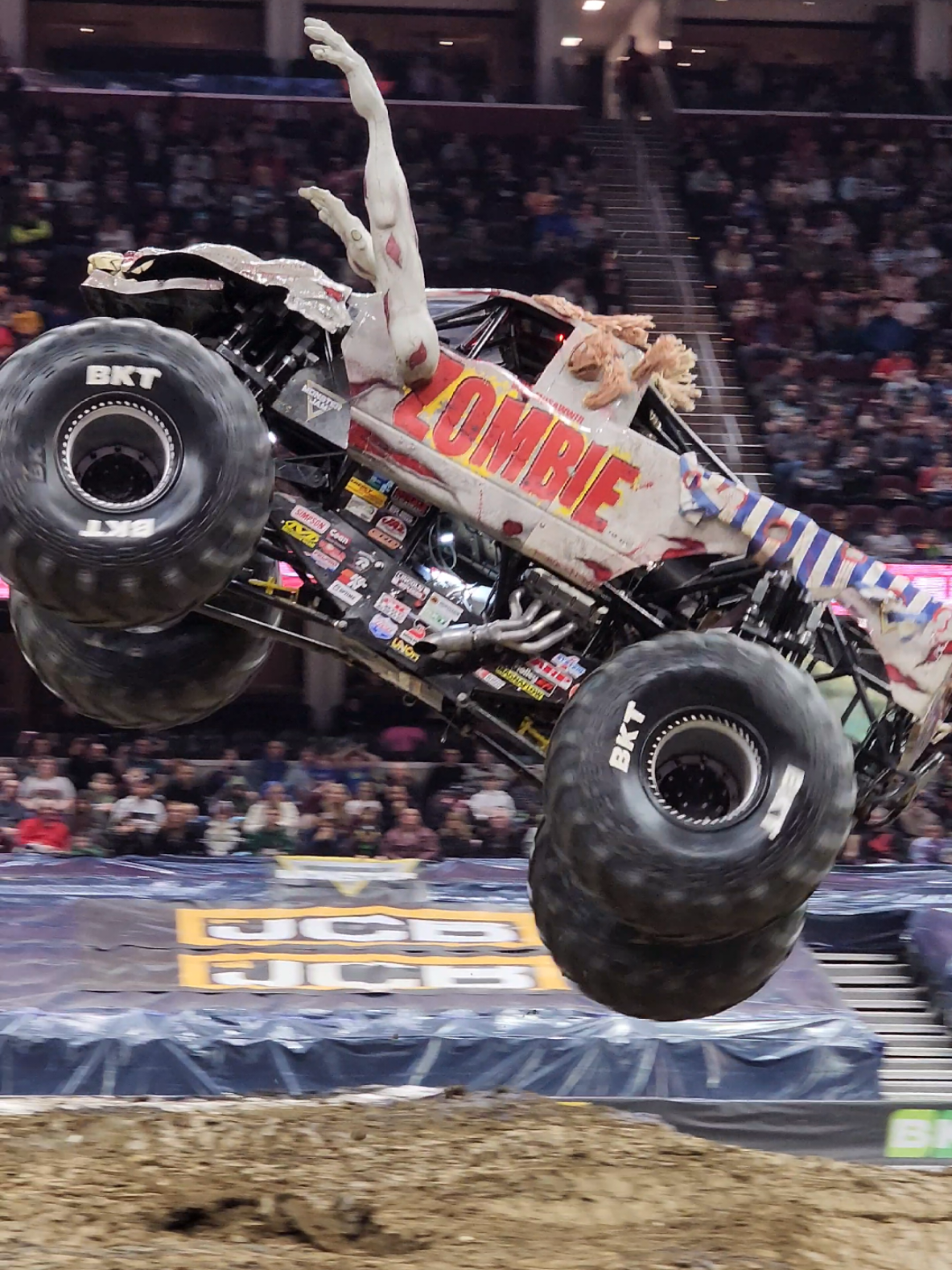 Huge air for Bari Musawwir and Zombie! #monsterjam #foryou #monstertruck @Bari Musawwir 