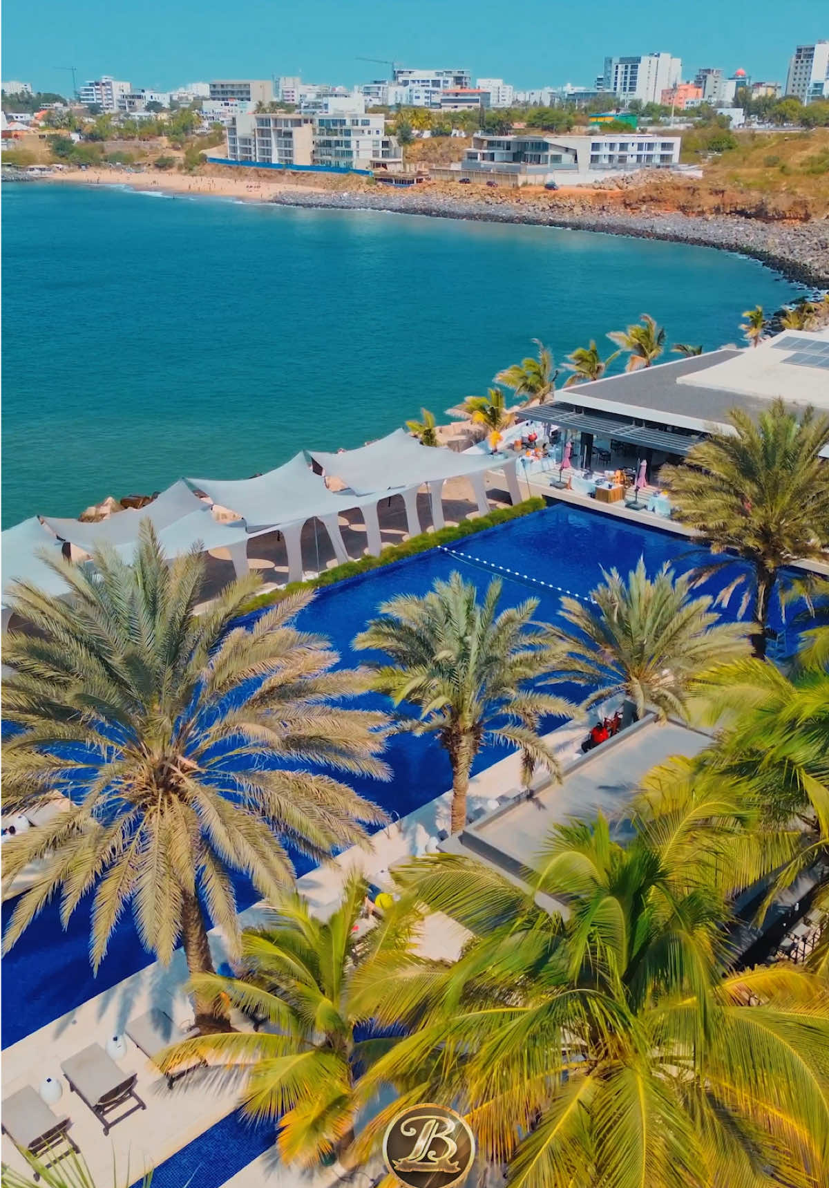 Découvre l’élégance de l’hôtel Noom Dakar comme tu ne l’as jamais vue. Entre ciel et mer, chaque angle est un rêve.  #NoomDakar #DroneView #DakarVibes #LuxuryLifestyle #travelgoals  #Paradise #Sénégal #🇸🇳 #noomhoteldakar #dailylife #likeforlikes 