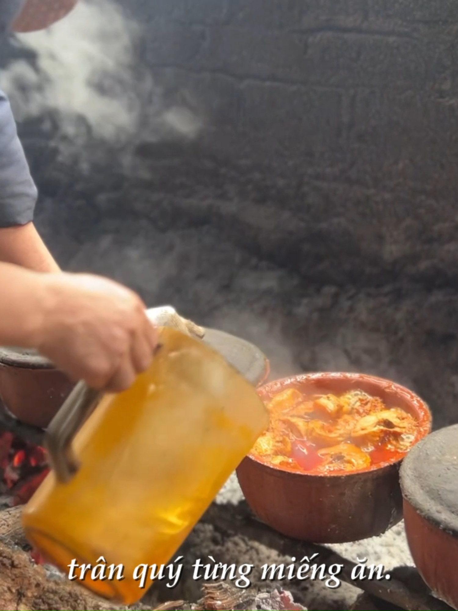 🍚CÁ KHO LÀNG VŨ ĐẠI - HƯƠNG VỊ TRUYỀN THỐNG, ĐẬM ĐÀ BẢN SẮC🐟 💖Nói đến làng Vũ Đại, không thể không nhắc đến món cá kho niêu đất – một đặc sản mang đậm dấu ấn văn hóa và lịch sử vùng đất Bắc Bộ. Làng Vũ Đại, huyện Lý Nhân, tỉnh Hà Nam, không chỉ nổi danh trong văn học qua tác phẩm “Chí Phèo” của nhà văn Nam Cao mà còn với món ăn nổi tiếng này. ✨Món cá kho Vũ Đại ra đời từ một sự sáng tạo giản dị của người dân nơi đây, khi họ muốn tìm cách bảo quản thực phẩm lâu dài trong những ngày Tết. Cùng với sự kiên nhẫn và tỉ mỉ, cá trắm đen được kho trong niêu đất, đun suốt từ 12 đến 16 tiếng với lửa củi nhãn, hòa quyện cùng các gia vị như riềng, gừng, tiêu, nước mắm, nước dừa… Tất cả tạo nên một hương vị đậm đà, thơm ngon khó cưỡng. 💕Cá kho làng Vũ Đại không chỉ là món ăn mà là sự kết tinh của văn hóa, tình yêu quê hương và sự mộc mạc, bình dị của người dân nơi đây. Những niêu cá kho không chỉ đậm đà hương vị, mà còn mang theo cả câu chuyện của một vùng quê nghèo mà kiên cường, đầy tình người. Ngày nay, cá kho làng Vũ Đại đã vượt ra ngoài biên giới của làng quê, trở thành một món đặc sản cao cấp, được yêu thích và tìm mua khắp nơi. 🍲 Cá kho làng Vũ Đại – không chỉ là một món ăn, mà là một phần hồn quê, được truyền từ thế hệ này sang thế hệ khác. Nếu bạn chưa thử, hãy một lần thưởng thức để cảm nhận trọn vẹn vị ngon đậm đà, nồng nàn của đất mẹ. __________________________________________________ Fanpage: Hà Nam - Gìn giữ hồn quê, lan toả tinh hoa Hotline: 0386178222 Email: hanamtous111@gmail.com Tik Tok: @honquehanam #HaNamSoul #DiSanThienNhien #HaNam #danhlam #vănhóacộinguồnn #viral #xuhuong 