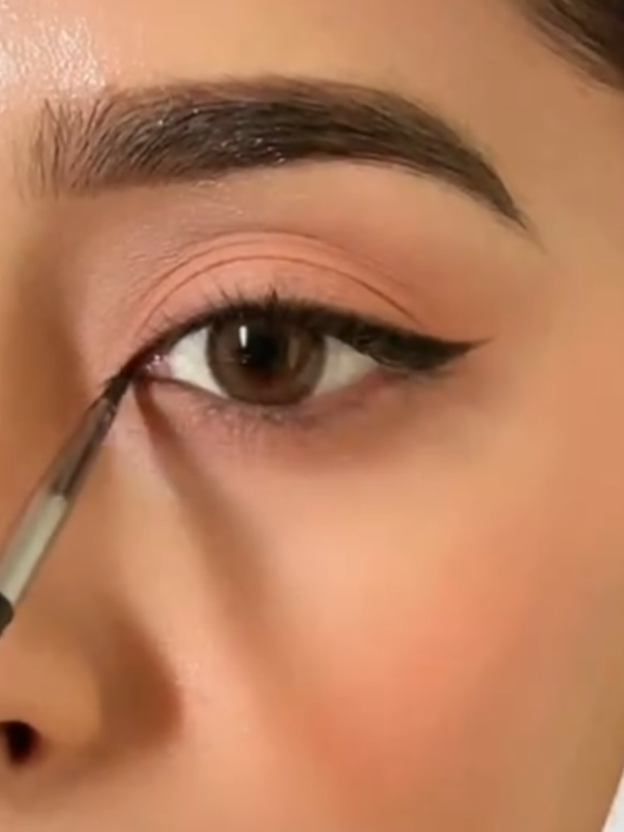 Simple eye makeup for beginners #makeupmeee #trend #beautyhacks #makwup #makeuplovers #hacks #tricks #tips #trendings #fashion #style 