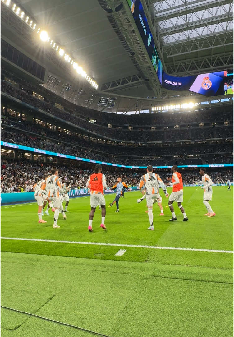 Les joueurs du Real Madrid à l’échauffement ! 🔥👀 Vinicius Jr., Bellingham, Camavinga… quel est votre joueur préféré cette saison ? 🤔 🎥 @ALEH 📸  #vinicius #camavinga #bellingham #realmadridfc #bernabeu #laliga #footballtiktok #fyp 
