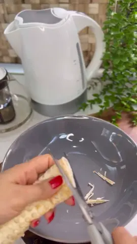 کمتر از ۲۰ دقیقه آماده میشه و مثل پیتزا خوشمزست🤤🍕 نان لواش یک عدد سوسیس یا گوشت چرخ کرده پنیر پیتزا ۱۰۰ گرم نصف فلفل دلمه‌ای قارچ ۱۰ عدد تخم مرغ ۲ عدد شیر ۳/۴ لیوان نمک ۱ ق چ خ آویشن ۱ ق چ خ فلفل سیاه ۱ ق چ خ پودر پاپریکا ۱ ق چ خ