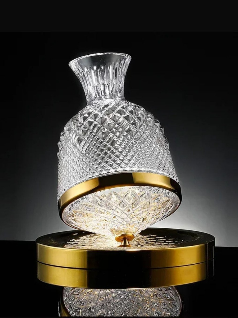 Aprecie o sabor autêntico do seu vinho com o Copo Decantador Rotativo 360º de Vidro Cristal. Com design sofisticado e funcional, ele permite uma aeração eficiente, realçando o aroma e o sabor da bebida. Feito de vidro cristal sem chumbo, possui capacidade para 1,5L e um formato inclinado que evita derramamentos.#sofisticação #moderno #luxo #mesaposta #praticidade #facilidade #utensiliosdecozinha #decoração #decantador#mesapostacomamor https://homegaju.com/products/homegaju-com-br-copo-decantador-rotativo-vidro-cristal?_pos=1&_psq=copo+deca&_ss=e&_v=1.0