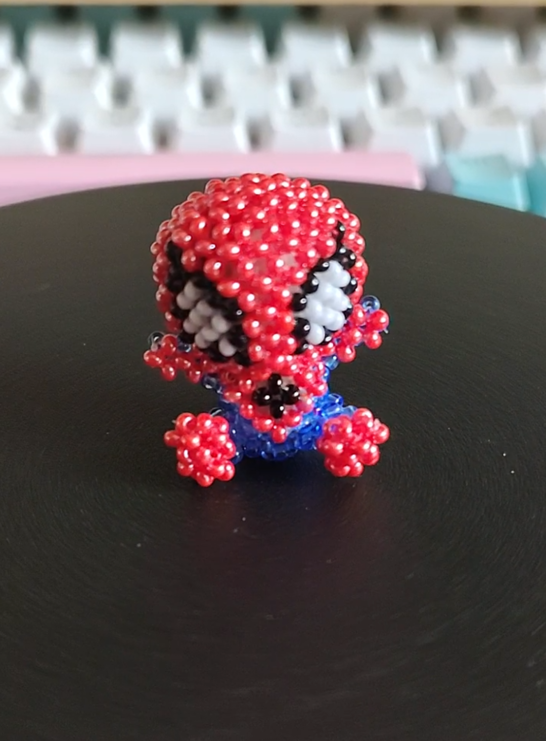 Spiderman 🕷️🕸️ hecho a mano ❤️  #hechoamano #mostacillasdecolores #mostacillaschecas #mostacillas #paratiiiiiiiiiiiiiiiiiiiiiiiiiiiiiii #spiderman #3d #3D 