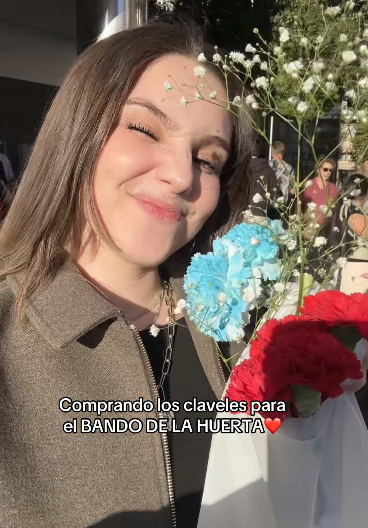Es típico llevar claveles en el pelo y en el pico🥰 #bandodelahuerta #murcia #primavera