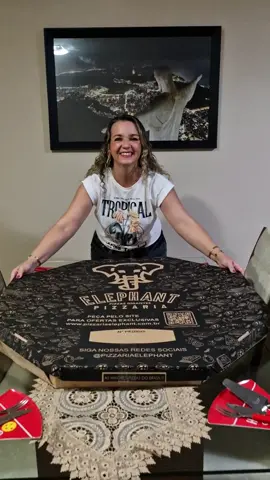 Pizza de 90cm por menos de R$18,00 por pessoa na Zona Oeste do RJ. Eles pediram a Noventona e amaram.  Aqui na Elephant você encontra pizzas para o tamanho da sua fome: 20cm, 30cm, 40cm, 70cm e 90cm, pra comer sozinho ou dividir com a galera nesse feriadão que vai durar quase uma semana aqui no Rio! E o melhor: dá pra pedir delivery ou passar na unidade mais próxima da sua casa para retirar no balcão. Já garante a sua, porque pizza gigante é na Elephant: 📍Campo Grande - Estrada Rio do A, 1.140. 📍Freguesia - Rua Tirol, 596. 📍Taquara - Av. dos Mananciais, 416. Marca o pessoal que vai dividir essa gigante com você! Mais de 36 fatias, menos de 18,00 por pessoa. #pizza90cm #zonaoesterj #explorer