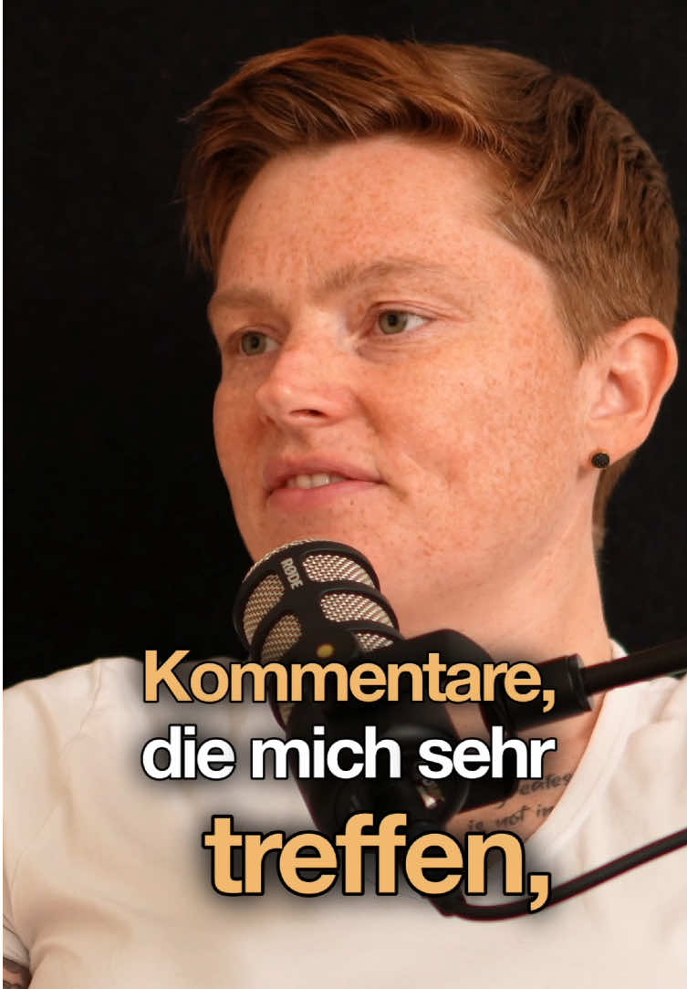 Hinterlass ein 🤍 für alle, die mit Liebe erziehen 👇 Vorurteile tun weh – besonders, wenn sie das Wohlergehen eines Kindes infrage stellen. Das Elternpaar Sabrina und Katharina Kolani spricht über verletzende Kommentare, die sie als Regenbogenfamilie erhalten – und über eine Realität, die so viel liebevoller ist, als viele denken. Ein ehrlicher Einblick in ein Familienleben jenseits von Klischees – und ein Aufruf zu mehr Empathie und Hinschauen. ❤️ 👉 Link zum ganzen Gespräch in meiner Bio 🎙️