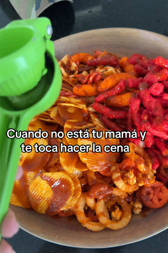 Aquí comiendo como unas # 🐷 @Valentina Saji  #sabritas #botana #snacks #valentina #aquicomiendocompunasputascerdas #limon #salsa #cheetos #bowldepapitas #nochedepelis 