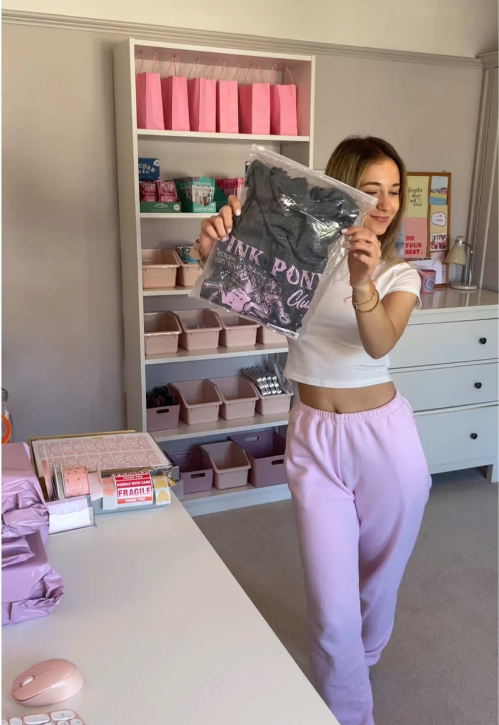 how it feels to be back in the tiktok live office 🙌🏼 unboxing all my tiktok shop purchases eeeek so excited to be back!! @The Well Stocked Box 🫶🏼💕 this top is going to be perfectttt for the lives as well 🤠💖 #tiktokshoptop #tiktokshopfinds #tiktokmademebuyit #tiktokshop #pinkponyclub 