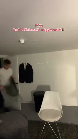 Jeg gir jer en aflevering for som skal afleveres igår👍🏼#mikkel🦉 #satire #danskhumor #fyp #gymnasiet 