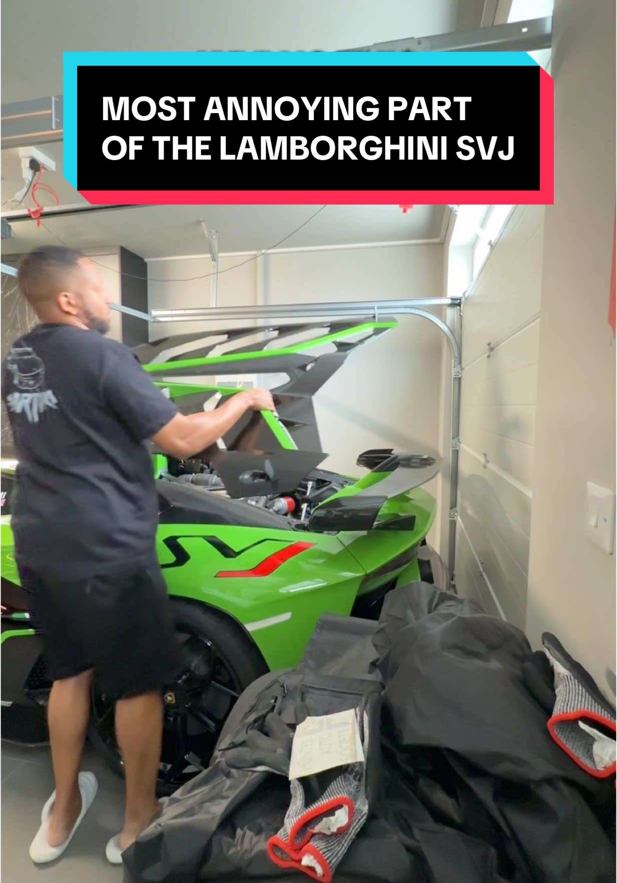 So much hassle to sort one thing. Why couldn’t Lamborghini just fit struts to it? 🤣🤣🤣 And don’t tell me it’s because they wanted to save weight on the Aventador SVJ. Struts weigh nothing 😭