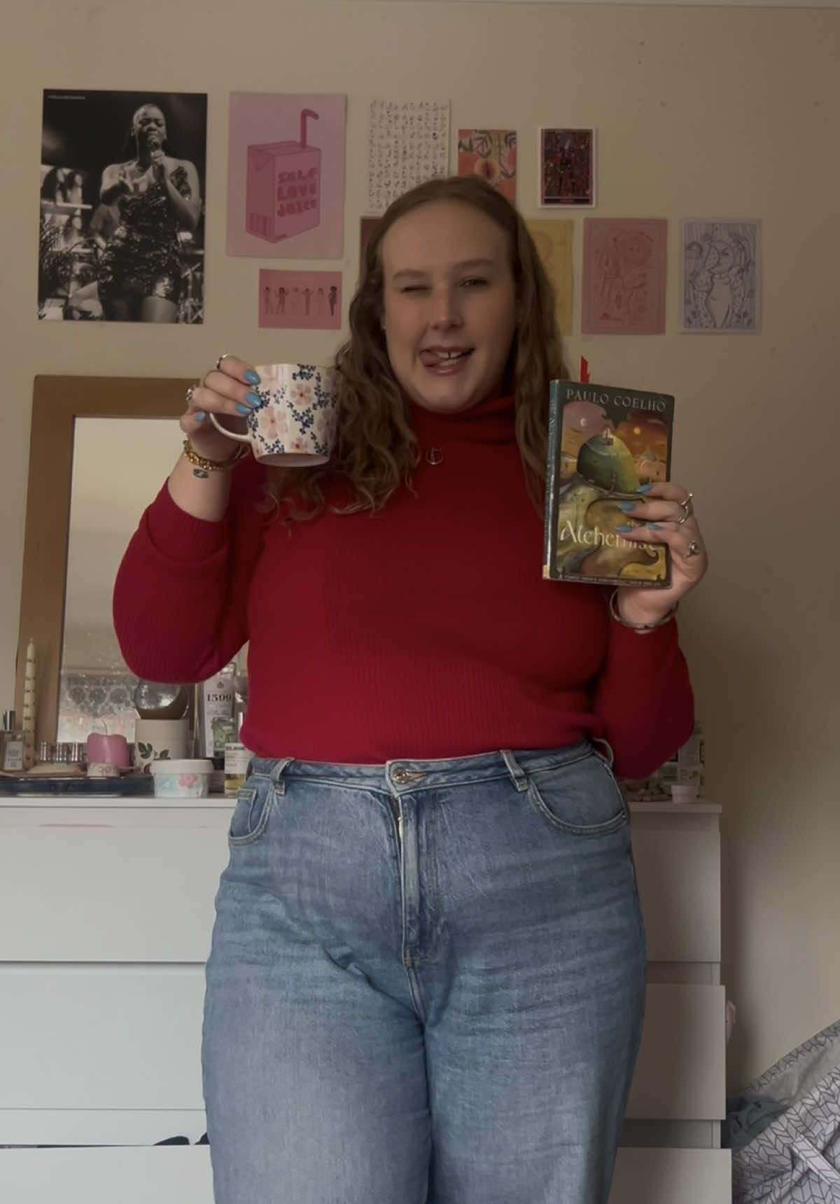 Bank holiday DOB of the day ☕️🧍‍♀️📚 22,000 steps later but a wonderful day 🍓❤️ #babkholiday #doboftheday #OOTD #dob #strawberries #thealchemist #paulocoelho 