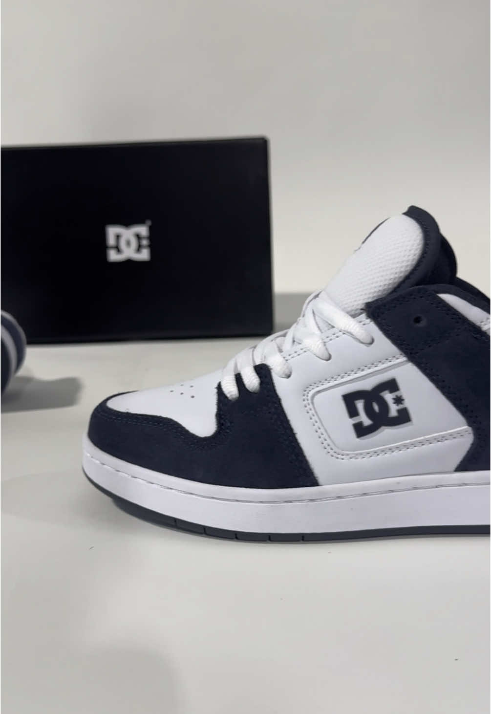 DC MANTECA 4S (white/ navy/ navy) Des tails 7.5 us À 11 us  Disponible en magasin 🏬 et en ligne 🖥️ Au prix de 99.99$