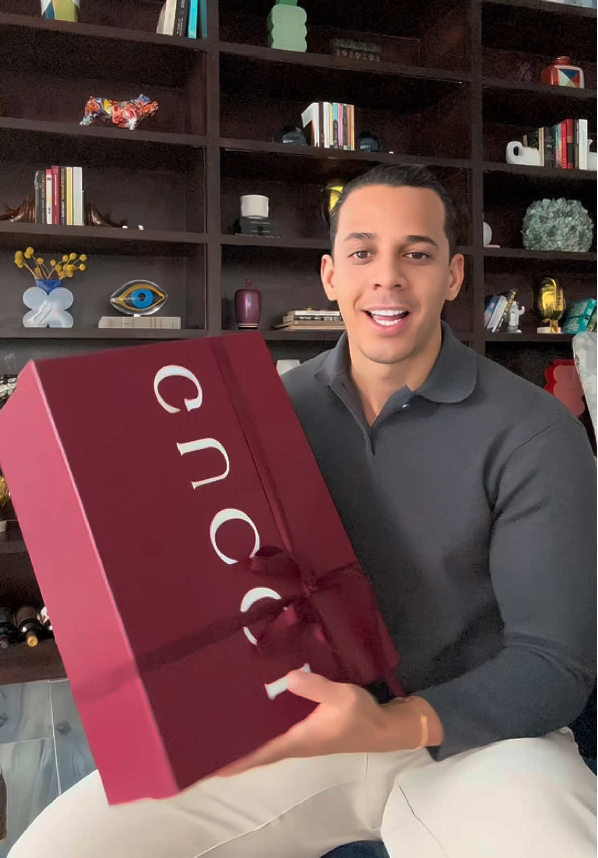 Caja Gucci, olor a lujo… o a pegamento chino. 🧐🤭 ——————————————— #itsbismarklife #madeinchina #fyp #parati #comedia #vidadominicana #gucci #fake 