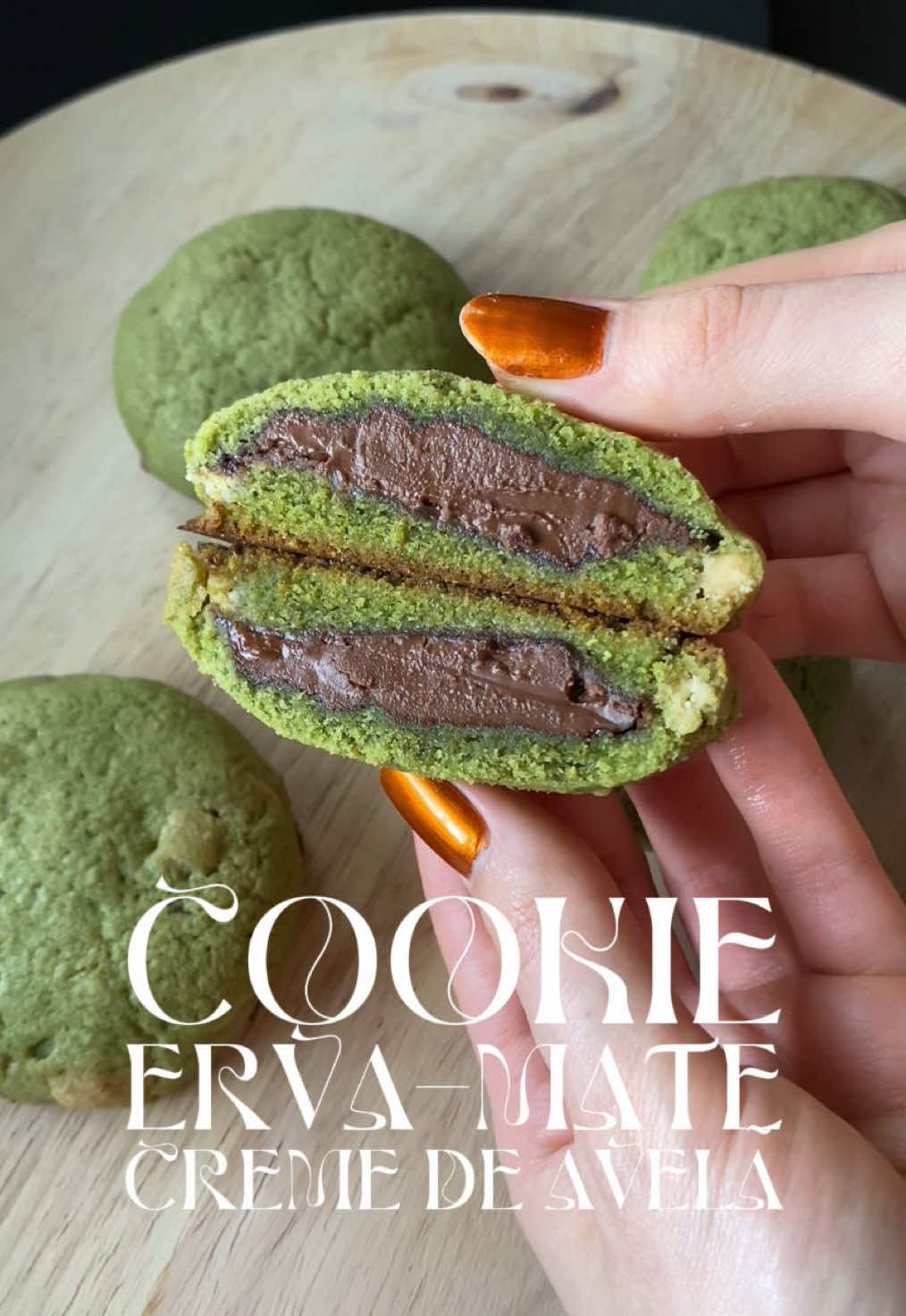 Cookie de erva-mate com recheio de creme de avelã para o dia da criatividade 🤎 Com a Da Velã, ficou simplesmente perfeito! ⚠️ Dica: congele bem o recheio (28g por cookie) antes de montar e asse por 12 a 20 min (dependendo do ponto que você curte)! Receita completa no vídeo, já salva pra testar depois! 🍪 @Andressa  #CookieCaseiro #DaTerrinha #DaVelã #ReceitaCriativa #TikTokReceitas #Criatividade #fyp #ErvaMate