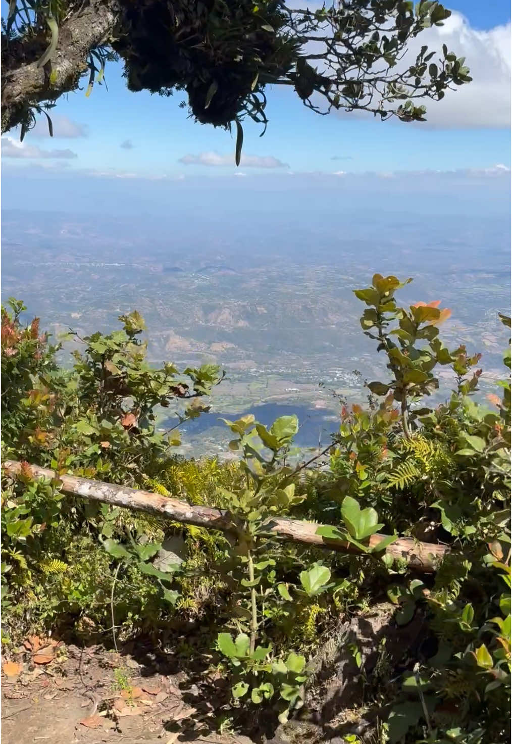 Vista desde la cima del Chichontepec en una expedición hace algunos meses 👉🏻Una las rutas más difíciles debido al cambiante terreno y las diversas zonas de ascenso #volcandesanvicente #volcanchichontepec #sanvicente #elsalvador 