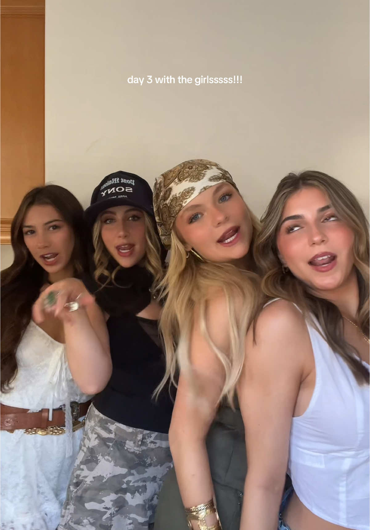 i loveeeee them and this day! #coachella @Scarlett Estevez @ava :) @chlo 