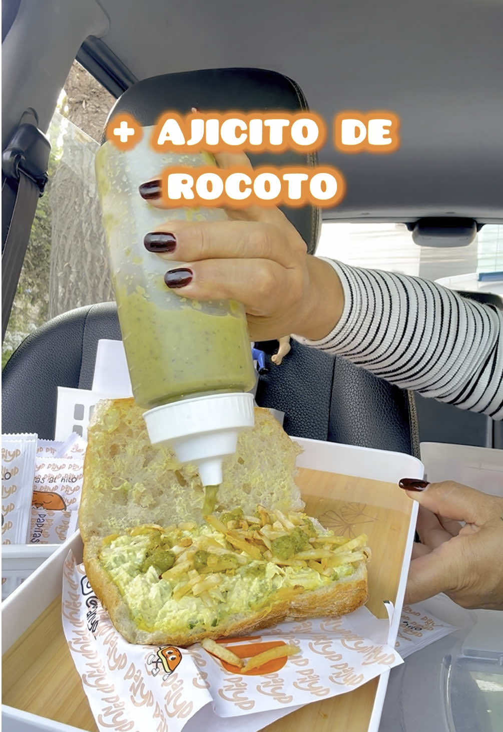 🚘✨ ¡Les traemos una mejora para su experiencia PANYPERA!  Dentro de lo que se puede siempre trataremos de brindarles la comodidad que se merecen, y por eso, mientras nos toca seguir atendiéndolos desde el auto, hemos instalado una bandejita justo al lado de la ventana, para que puedan abrir sus panyps y armarlos con sus papitas al hilo y ajicito para disfrutarlos como se debe 🔥😋 PANYP es una explosión de sabor casero y cocina hecha con amor en cada bocado 🧡 … Y aquí les hicimos un videito para que lo corroboren y de paso se antojen de ese pancito con pollo y apio que estaba brutal 🤤🤤 ✨ Gracias por su paciencia mientras esperamos reaperturar nuestro local nuevamente, seguimos con todo y ustedes son parte de 🧡 ¿Y hoy, ya vinieron por sus panyps? Los esperamos frente a la ULima, justo en el óvalo de Cruz del Sur 📍🚘 #PANYP #PanConPollo #FoodieLima #Ulimeños #Universitarios #Food #Snack #Desayuno #Peru #LimaPeru #ParaTi #Comida  