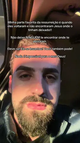 Eles voltaram ao túmulo. Voltaram ao lugar onde a dor tinha sido enterrada. Onde a esperança parecia ter sido vencida. Onde a última lembrança era um corpo, um adeus, um fim. Mas Ele não estava mais lá. Porque onde termina o olhar humano, começa o mover divino. Eles procuraram Jesus onde o haviam deixado… Mas Ele tinha se levantado. Não ficou onde a tristeza o pôs. Não permaneceu onde o mundo pensou que era o fim. E é assim também contigo. Não deixes que te encontrem onde te deixaram. Se te deixaram caído, levanta. Se te deixaram desacreditado, cresce. Se te deixaram sozinho, floresce. Quem te viu na dor não imagina quem você está se tornando na ressurreição. Ele se levantou. E você também pode. Nada é impossível para Aquele que venceu até a morte.