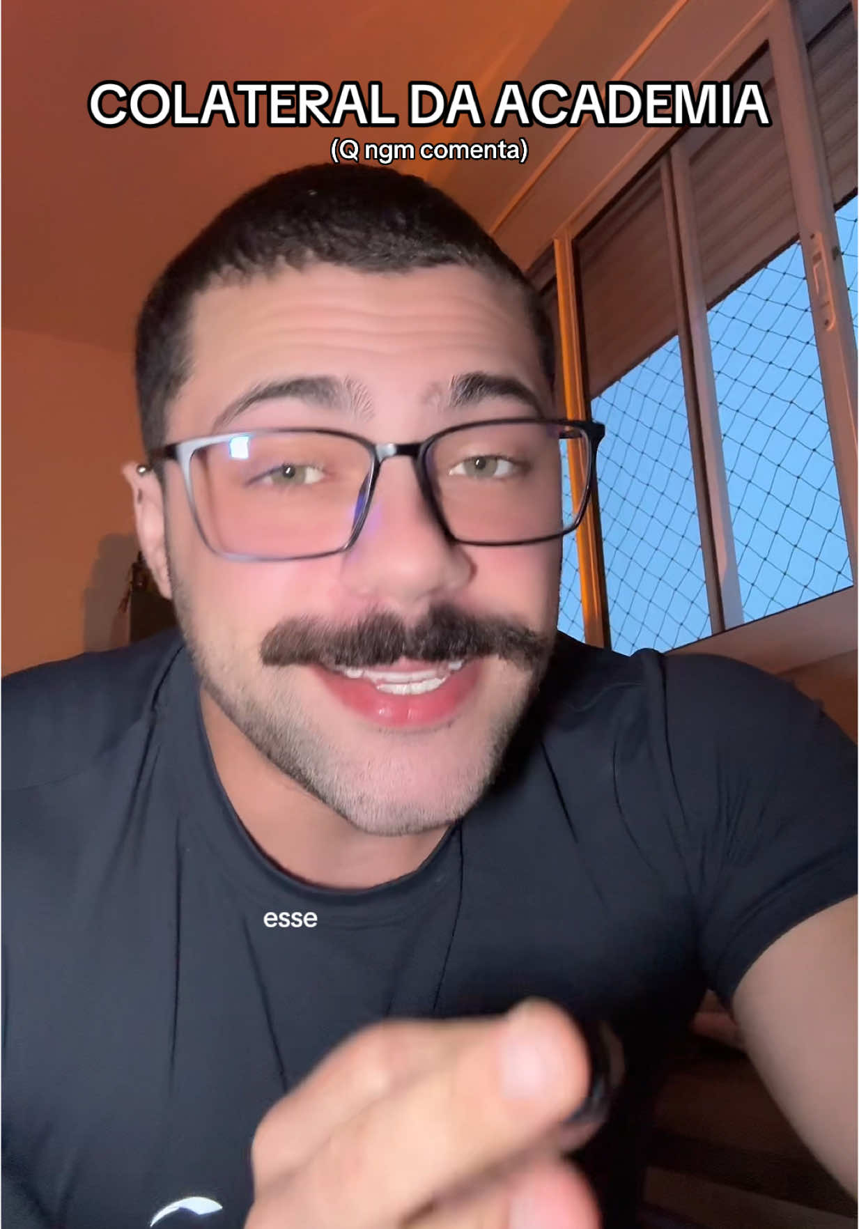 Pelo menos é um efeito colateral bom 😂 vcs acham que mudou bastante ou não? #academia #colateral #efeitocolateral #musculação 