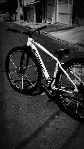 #bikeedits #bikemidia #bike #kswxlt100 #foryou #biket #mulherdepreso🔓🕊👫💍 #preto #branco 