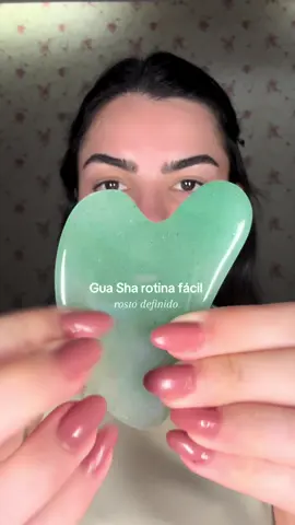 Sim, Gua Sha realmente funciona e afinou MUITO meu rosto 🏆✨🧚 #guasha #guashatutorial #skincare #pele #pelesaudavel #skintok #skincareroutine #foryou #dicasdebeleza #dicas #peleperfeita 