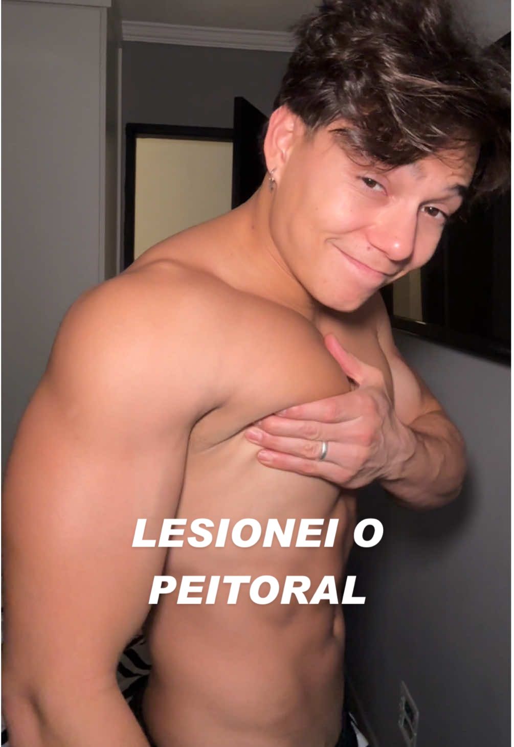 Lesionei o peitoral 👎🏼 Mas já estou me recuperando, foi algo leve entregando se eu tivesse forçado mais poderia ser pior acredito que em até 10 dias evitando qualquer estímulo já estou zero novamente  #GymTok #gymmotivation #lesaomuscular #supino 