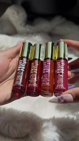 Formula feels more like a nourishing oil than a gloss. hydrating without doing the most. . . #milanicosmetics #milanifruitfestish #lipgloss #glossylips #summermakeup 