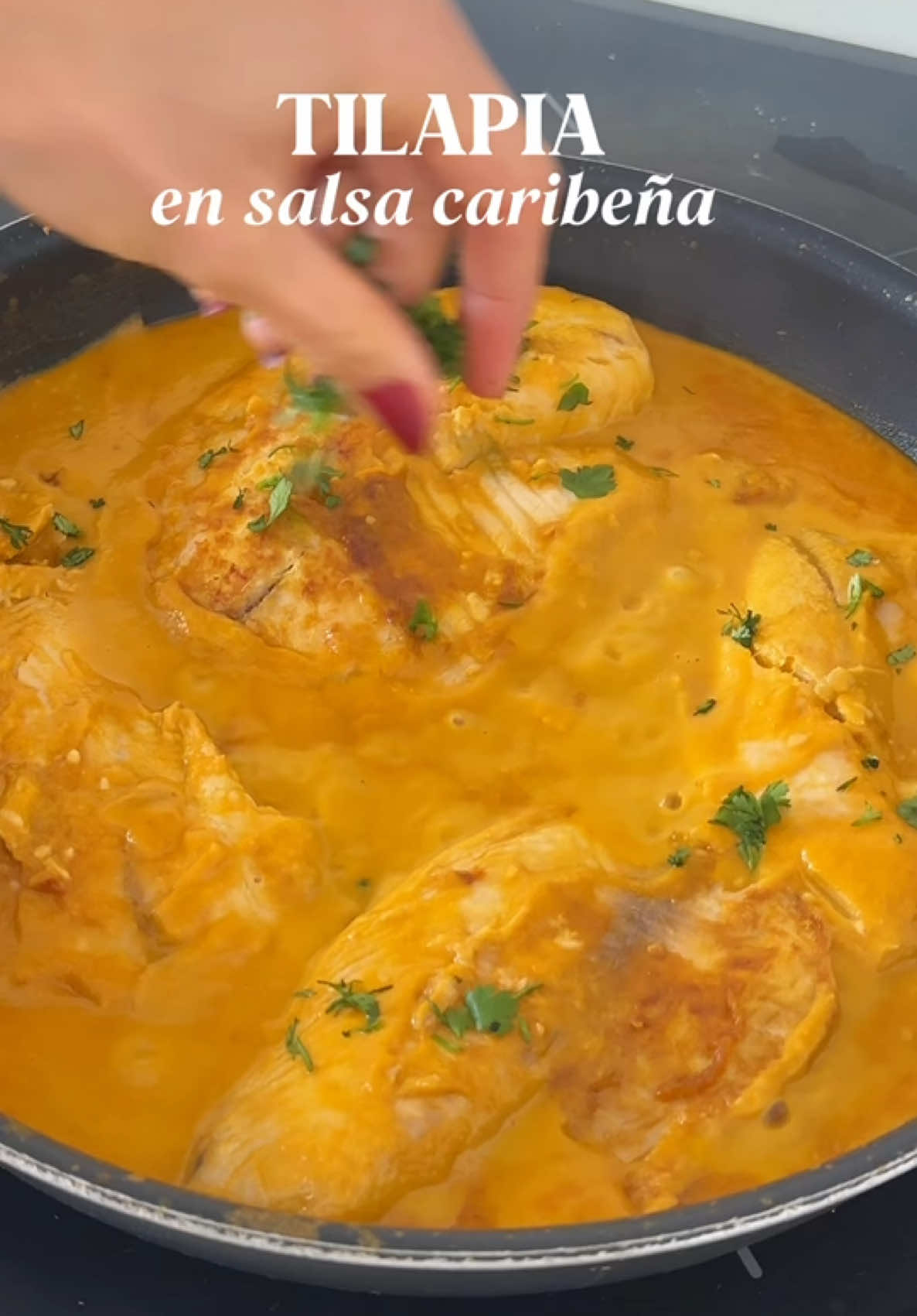 Tilapia en salsa caribeña con crema de coco🔥🥥🤌🏻🤌🏻🤌🏻 en seriooooo que si no te gusta la tilapia con esta salsa la vas a llevar a otro nivel, su sabor es brutal!  Necesitas 👇🏼: Filetes de tilapia (marinarlas con ajo, un tris de limón y sal)  1 cebolla morada 2 pimentones rojos  2 cditas de ajo Un pedacito pequeño de jengibre picado  1/2 taza de vino blanco Menos de 1/2 taza de agua  1/2 lata de crema de coco Un puñado de cilantro 4-5 hojas de albahaca fresca Sal y pimienta Jugo de 1/2 limón  1/2 cdita de stevia Rectifica sabores cuando licúes tu mezcla y si le hace falta agregas un tris de stevia y más sal 🤌🏻🤌🏻 Espero te guste💓 #tilapia #tilapiaensalsa #tilapiaensalsacaribeña #encocadodetilapia #encocado #salsacaribeña #recetascontilapia #recetassaludablesyfaciles