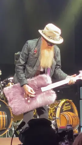 👏🤘ZZ Top 🫵@ZZ Top #zztop #concerts #live #billygibbons #dustyhill #guitartok #guitarists #fyp #fy #80smusic #bluesrock @Billy F Gibbons 