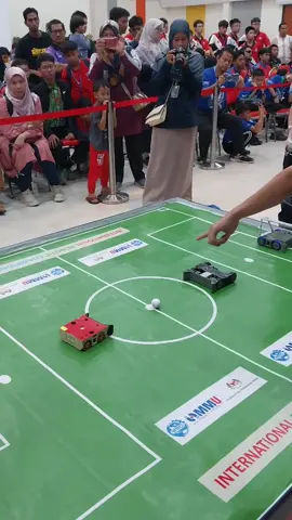 Pertandingan robot soccer di Kejuaraan World Robotic Competition Malaysia.. #CuttingEdgeTech #RoboticsExcellence #FIRAglobal #RoboWorldCup #GlobalRoboticsCommunity #RoboticsInnovation #STEMeducation #RoboticsWorld #RoboticsCompetition #wrcc2025 #WorldRoboticCenter