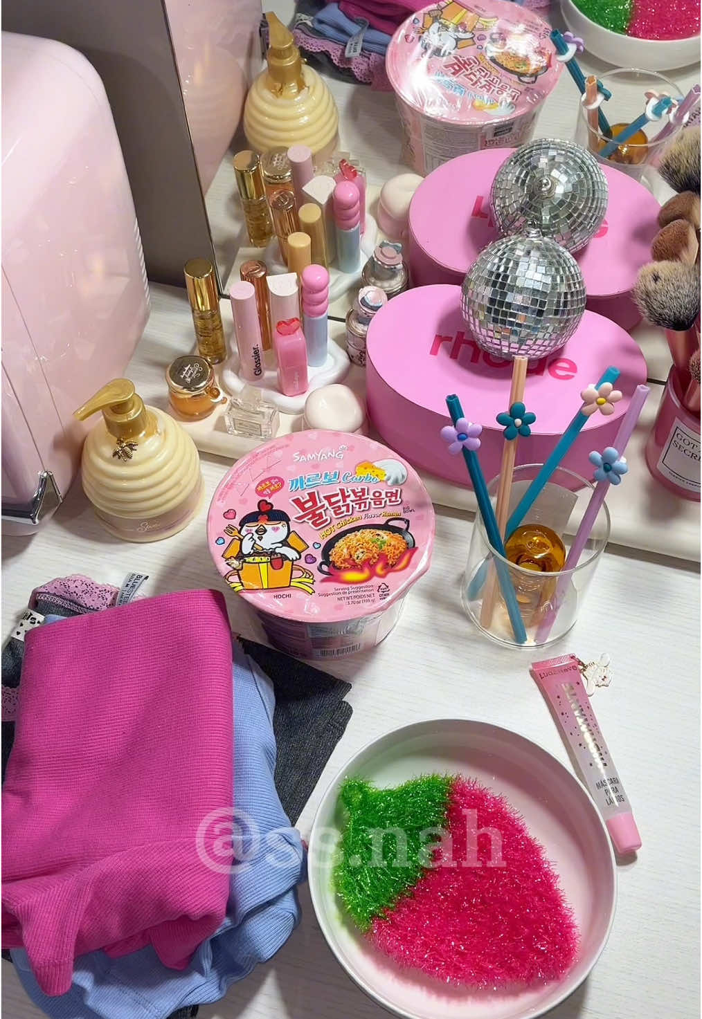 Haul: comprinhas fofinhas aleatorias na Daiso e Renner 🍓🌸🩵🍜🎀 alguns achadinhos de fofuras e coisinhas de cozinha na Daiso,  promoções na Renner. #haul #haultok #comprinhas #unboxing #shopping #shoppinghaul #daiso #renner #decor #homedecor #decoração #lamen #carbonara #roupas #cute #aesthetic #pinterest #pinterestgirl #novidades #promoção #achados #achadinhos #tips #finds #girls #girly #cozy #cozyhome #cozyhomedecor #cozyvibes #confy #girltherapy #girly #daily #asmrvideo #fy #girlythings #girltips #softgirl #pinkgirl #daisofinds #sanrio #cinamoroll #hellokitty #pijama #spring #strawberries 