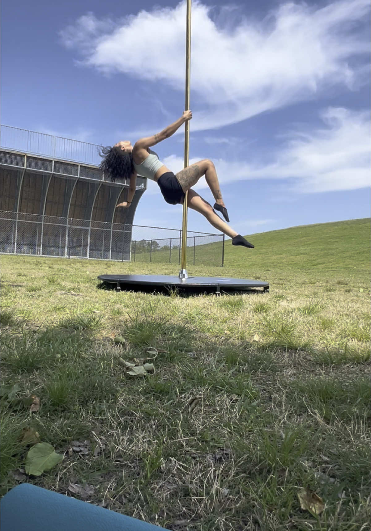 I messed up but still thought this was a vibe #fyp #lgbtq #poledance #dance #polecombospin #polestage #poletok #intermediatepolecombo #xpolestage #brasspole #vibes #foryou 