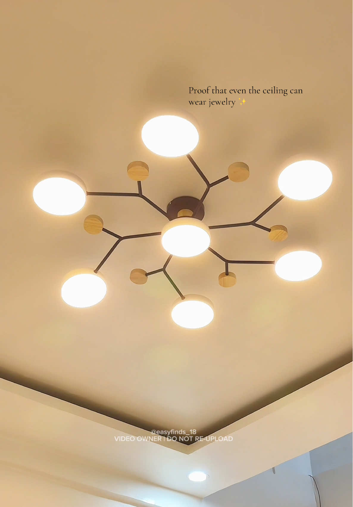 Proof that even the ceiling can wear jewelry ✨ #ceilinglight #chandelier #aestheticlivingroom #homeinspo4you #homedecor 