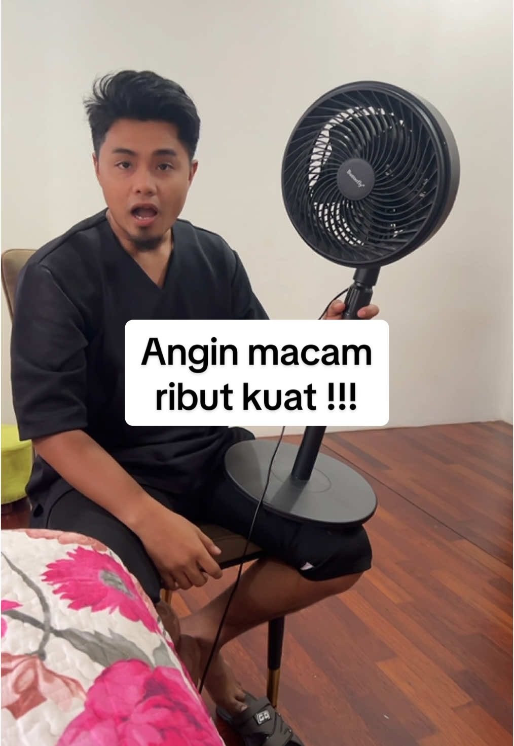 Jujur cakap angin dia memang kuat, ingat kecil angin slow. Kami dah beli dua @Cikamie Ku Gengster #fyp #mamidedi #cikamiekugengster #kipas #kipasangin 