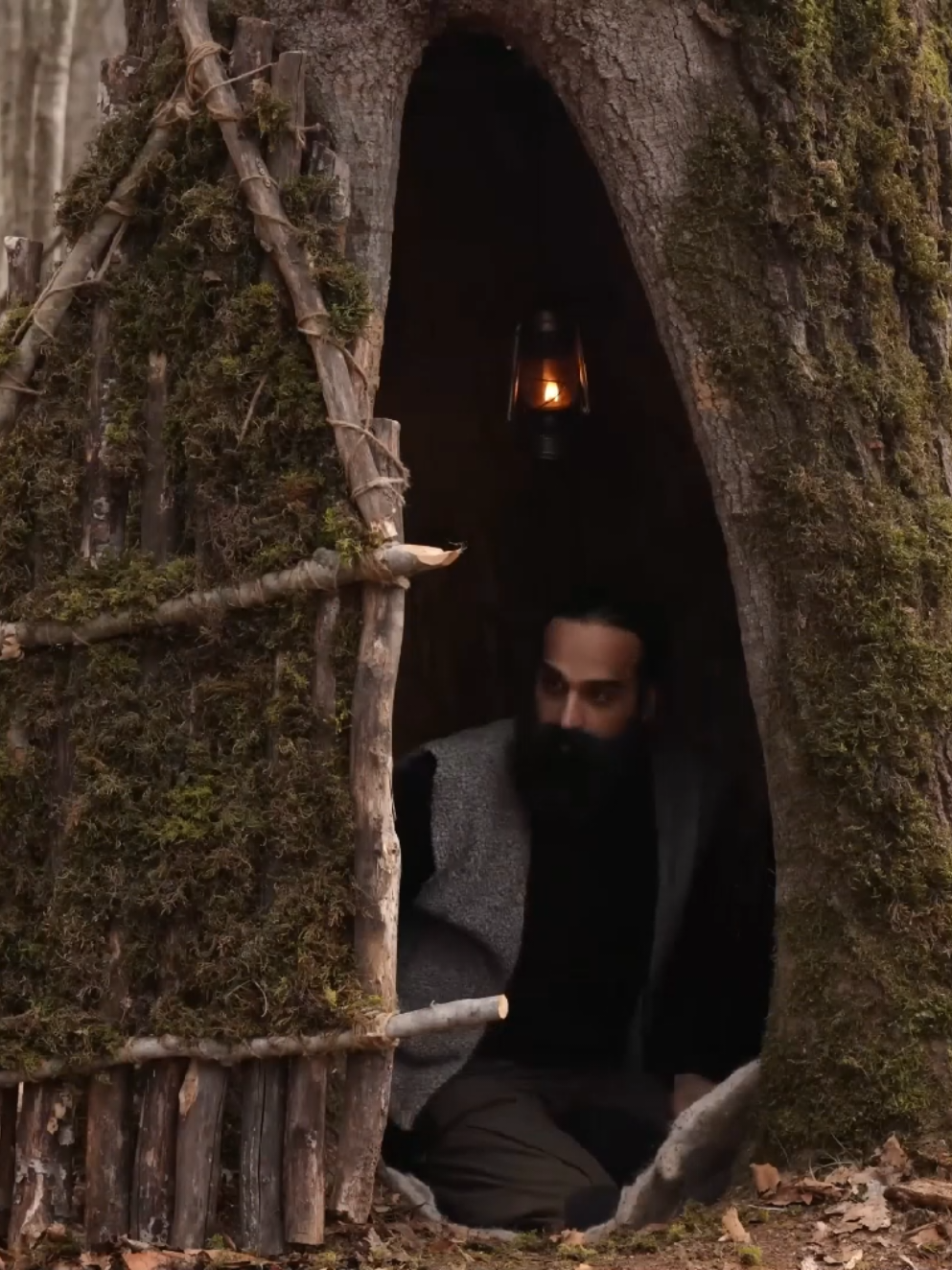 I adapted to nature by using the natural shelter of a large tree that had gradually become hollow over time. This experience was not only about survival but also about respecting nature and finding ways to preserve it. #2025 #camping #travel #survival #bushcraft #buiding 