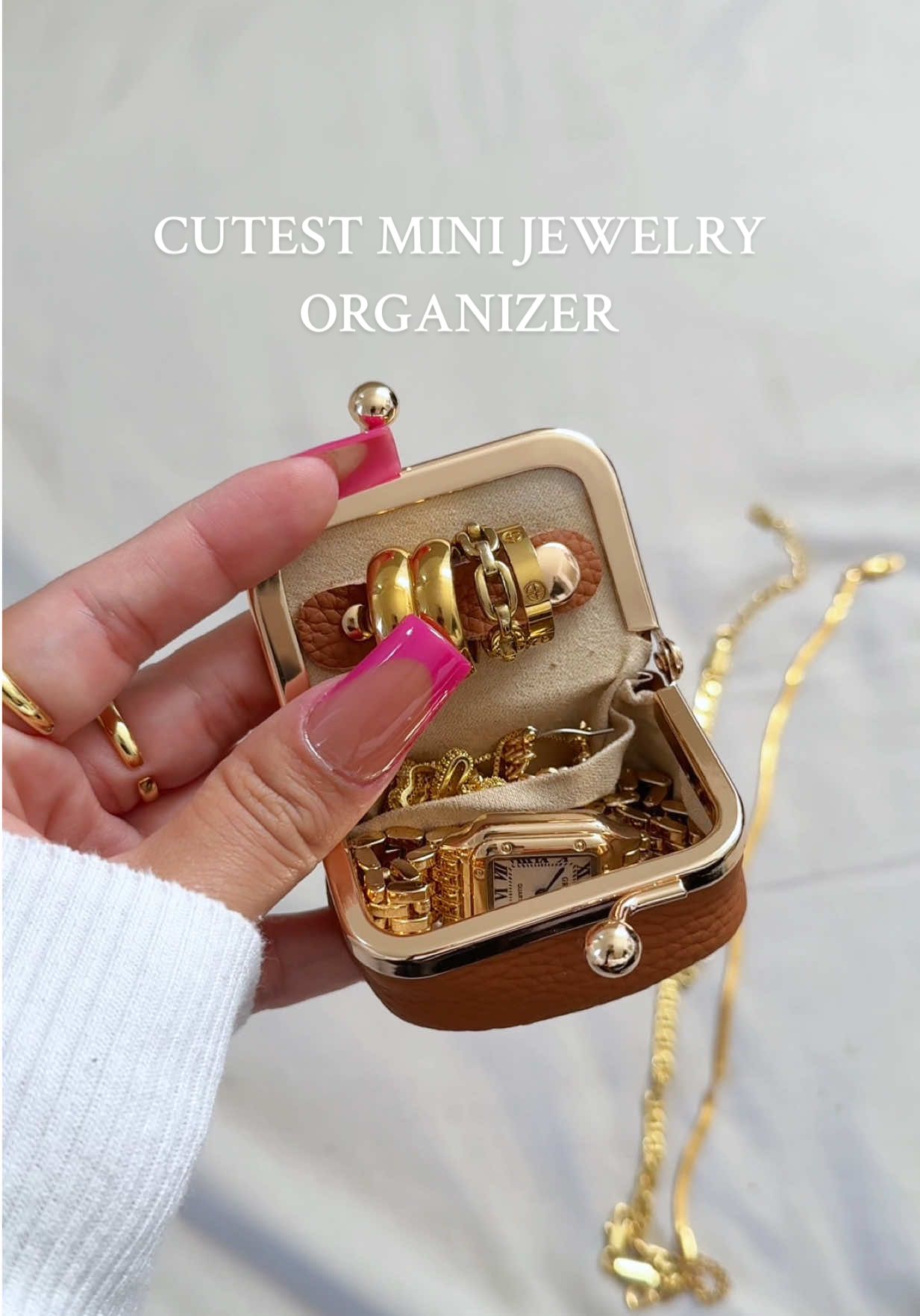 perfect little pouch for travel or on the go & it’s made of genuine leather ✨ there’s so many cute colors!  #jewelry #goldjewelry #jewelrycase #jewelryorganizer #travelcase #goldgirly #tiktokshopfinds #spotlight 