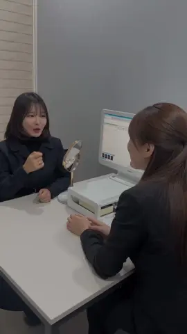 ほうれい線を埋めたら、頬が… もっこりしないか不安な方？🥺 ほうれい線を治すには、 2つの施術を同時に 行うことをおすすめしています🫶🏻 1️⃣ 一つ目は、 鼻横のくぼみを→埋める 2️⃣ 二つ目は、 頬のたるみを→無くして、上げる なのでKATE医院では、 1️⃣ 埋める施術として「ヒアルリフト」 2️⃣ 上げる施術として「アイロンリフト(チタニウム＋チューン)」 ２つを同時に施術されることを おすすめしています！💖 🙋‍♀️ アイロンリフトって何？ アイロンリフトは、チタニウムリフトとチューンフェイスを組み合わせた施術で、 チタニウムリフトでお顔全体をリフトアップした後、 チューンフェイスで頬の脂肪を破壊する ＜リフトアップ＆顔痩せ＞のオリジナルメニューです⚡️ 🙋‍♀️ ほうれい線を完璧にキレイにしたい！ そんなお客様には 「ヒアルリフト」で すでにできてしまったほうれい線を埋めた後 「アイロンリフト」で リフトアップ＆脂肪破壊することで ほうれい線周りが重くならずに、 埋める＋上げる施術ができます！✨ 「私のほうれい線、ヒアルリフトだけで良くなるかな？」 「アイロンリフトについて詳しく知りたい！」 「ほうれい線＋頬のもっこりが気になる！」 などなど、 気になることがあれば ぜひLINEからご相談ください！ #ほうれい線 #ほうれい線改善 #ほうれい線ケア #ほうれい線ヒアルロン酸 #ほうれい線ヒアル #貴族フィラー #貴族ヒアル #チタンリフト #チタニウムリフト #チューンフェイス #チューンライナー #アンチエイジング #リフトアップ