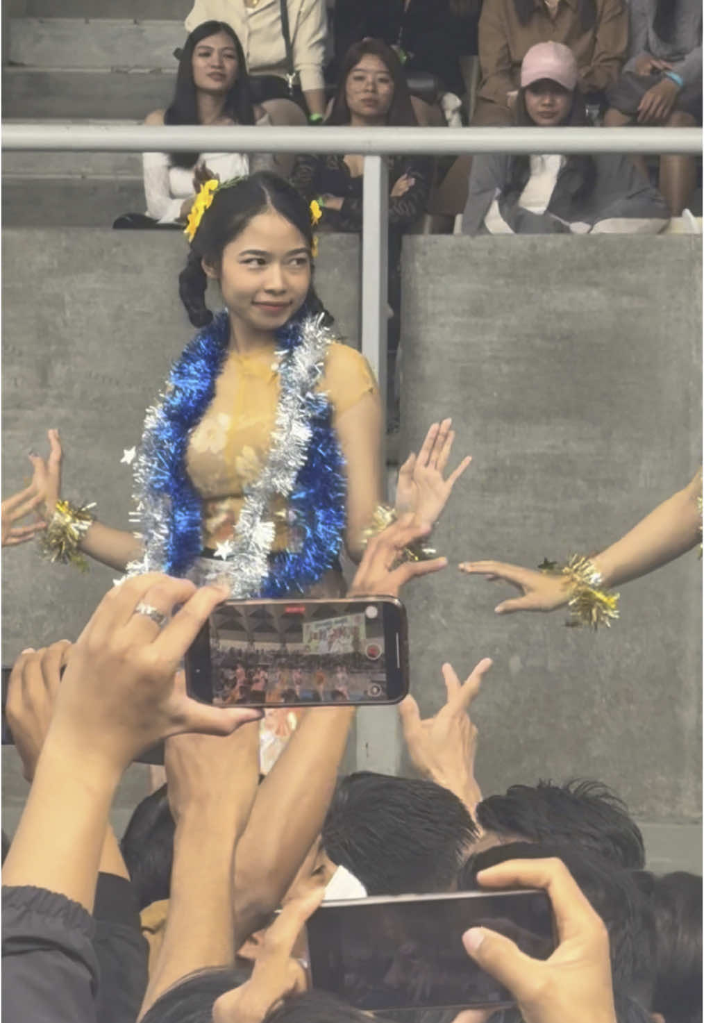 “တစ်ညလံုးမအိပ်ဘဲ တစ်ညနဲ့အပြီးတိုက်ပြီး rehearsal မရှိဘဲ စင်ပေါ်တက်ကရတဲ့ ရောင်နီ “🫠 #ကကွက်မေ့ #ရောင်နီ#osakathingyan2025 #fancam 