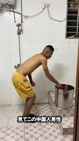 この男は寒さから逃げるために800万のIQを持っています 😮 [0n9oi_Q7PFU]