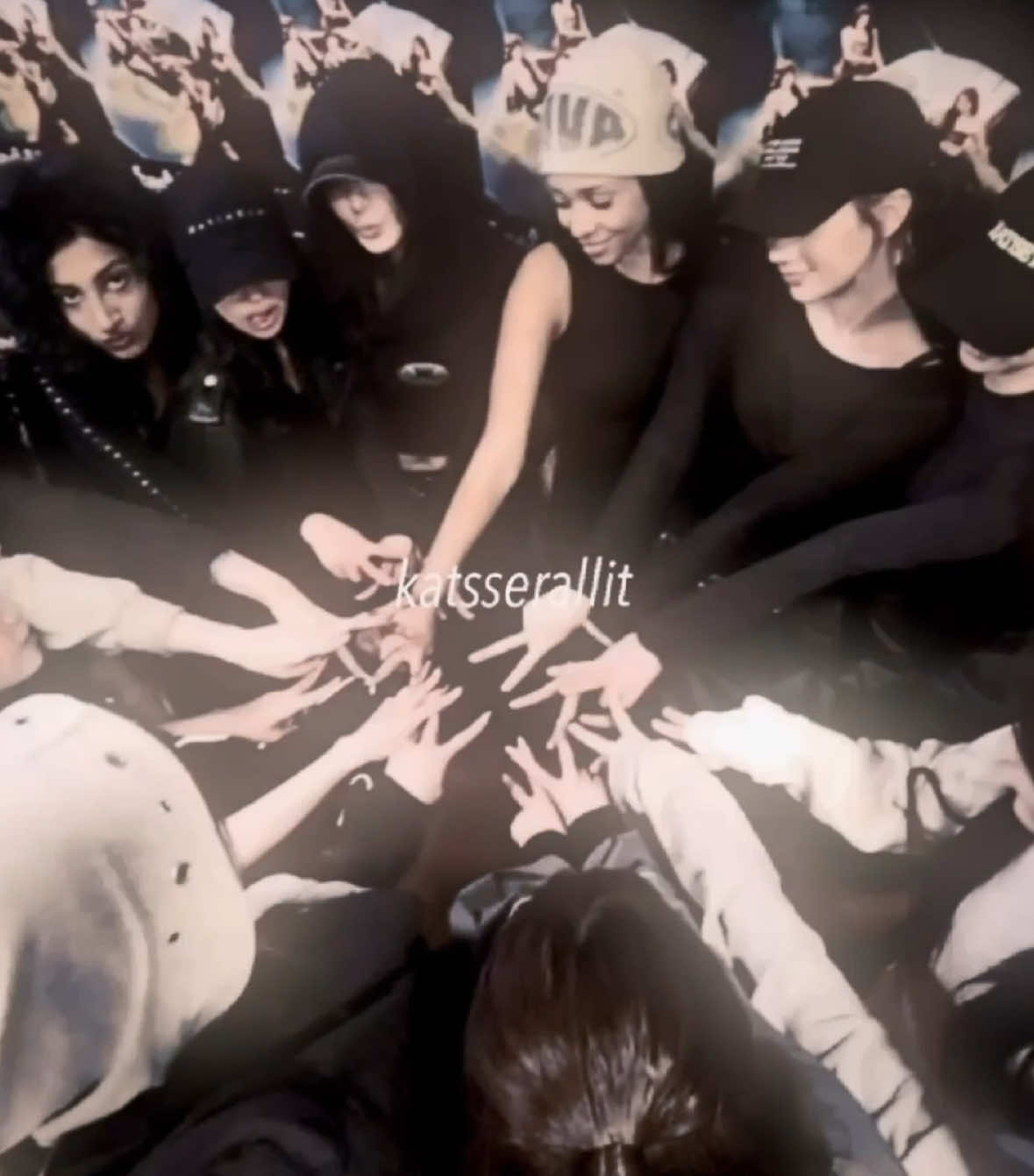 people on twt getting mad bcs of this photo is taking me out oh my god #illit #katseye #lesserafim #gllit #eyekon #fearnot #fyp #viral #kpop #hybe #kpopfyp #edit #katsserallit 