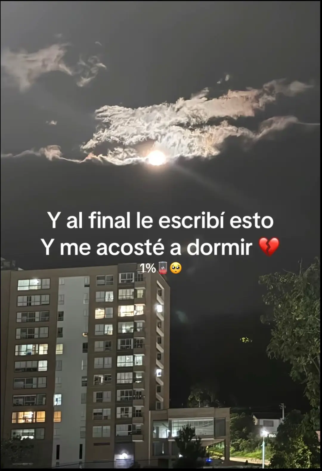 Hola, amor. Nunca imaginé que llegaría el momento de escribirte estas palabras, pero la vida a veces nos pone en situaciones que nos obligan a ser sinceros con nosotros mismos y con quienes amamos. He pensado mucho en todo lo que hemos vivido, en lo bueno y en lo difícil, y aunque duele profundamente, siento que ha llegado el momento de tomar caminos distintos. No ha sido una decisión fácil. Me duele decir adiós, porque tú fuiste una parte muy importante de mi vida. Compartimos momentos que jamás voy a olvidar: nuestras risas, nuestras charlas infinitas, los abrazos que me hacían sentir segur@ los aviones que hicimos con tanta ilusión... Todo eso se queda conmigo, como un recuerdo bonito que guardaré con cariño. A veces el amor no es suficiente cuando las diferencias o las circunstancias empiezan a pesar más que los sueños compartidos. Y aunque todavía hay cariño, también hay cosas que nos han ido alejando, y siento que insistir solo nos causaría más dolor. No quiero que nos lastimemos más intentando salvar algo que, aunque fue muy valioso, ya no es lo mismo. Te deseo lo mejor, de corazón. Que encuentres a alguien que te haga sentir amad@ como mereces, que te acompañe en tus metas y que te sume en la vida. Yo tambiéné mi paz, mi felicidad, y seguiré trabajando en mí. Gracias por cada detalle, por tu tiempo, por tus esfuerzos, y por haberme mostrado una parte del amor. Aprendí mucho a tu lado y, aunque hoy nuestros caminos se separan, me voy en paz, con gratitud y sin rencores. Cuídate mucho, y recuerda que siempre desearé lo mejor te amo mucho…1%🪫🥺