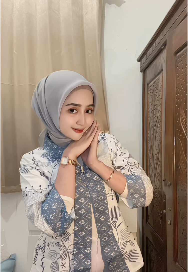 warna nyaa cakep” semua 🥰  #atasanbatik #atasanbatikwanita #ootdbatik #ootdkuliah #ootdkerja #ootdkondangan 