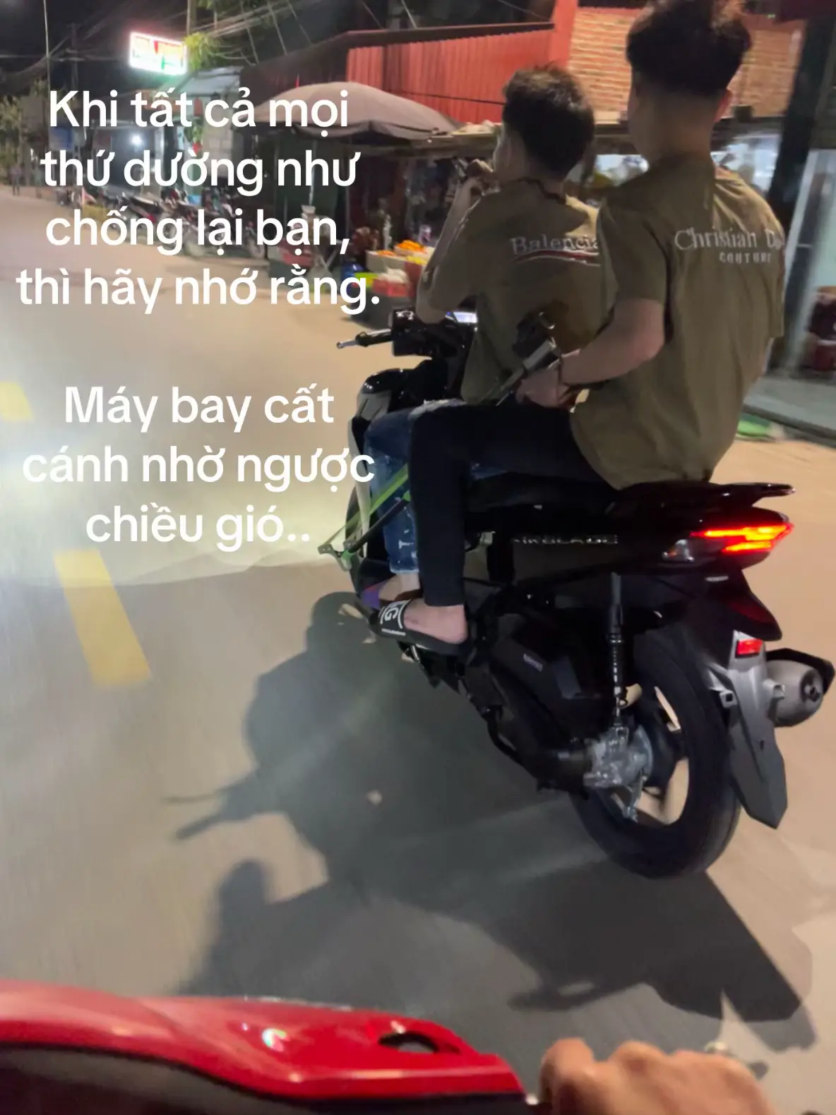 Khi tất cả mọi thứ dường như chống lại bạn, thì hãy nhớ rằng. Máy bay cất cánh nhờ ngược chiều gió.. #xuhuongtiktok 